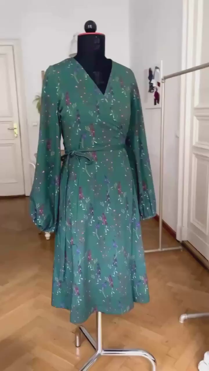 l'amour est bleu geblümtes Jersey Wickelkleid